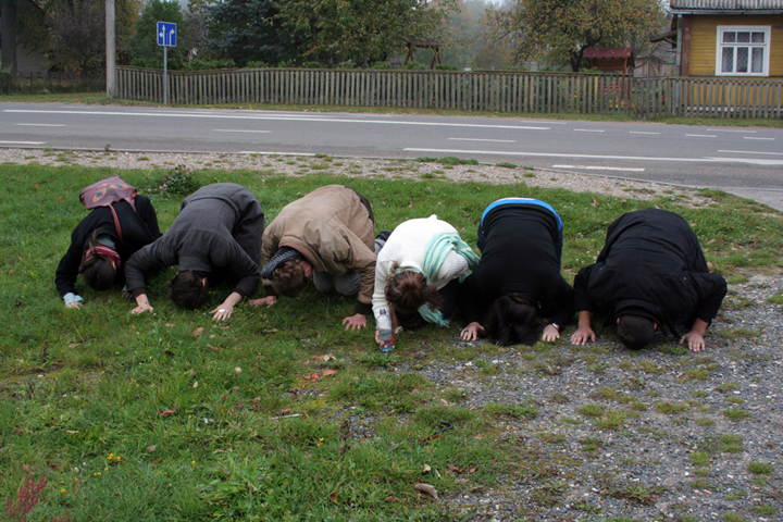 „Sektantai“ Senojoje Varėnoje grįžtantys iš 2011 m. Druskininkų Poetinio rudens. Ričardo Šileikos nuotraukos
