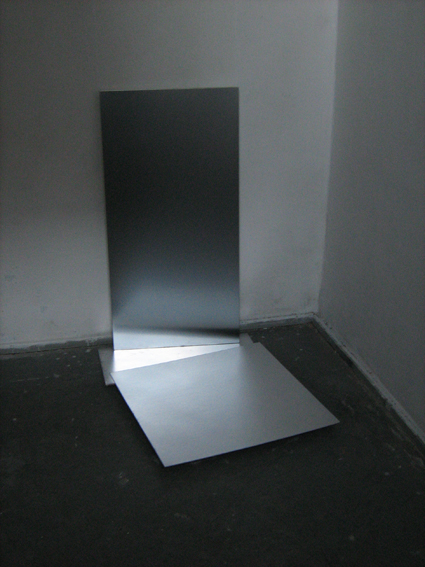 Karolis Vaivada. Instaliacija „Išskaidytos plokštumos“, nitroemaliniais dažais dengtas organinis stiklas, 2012