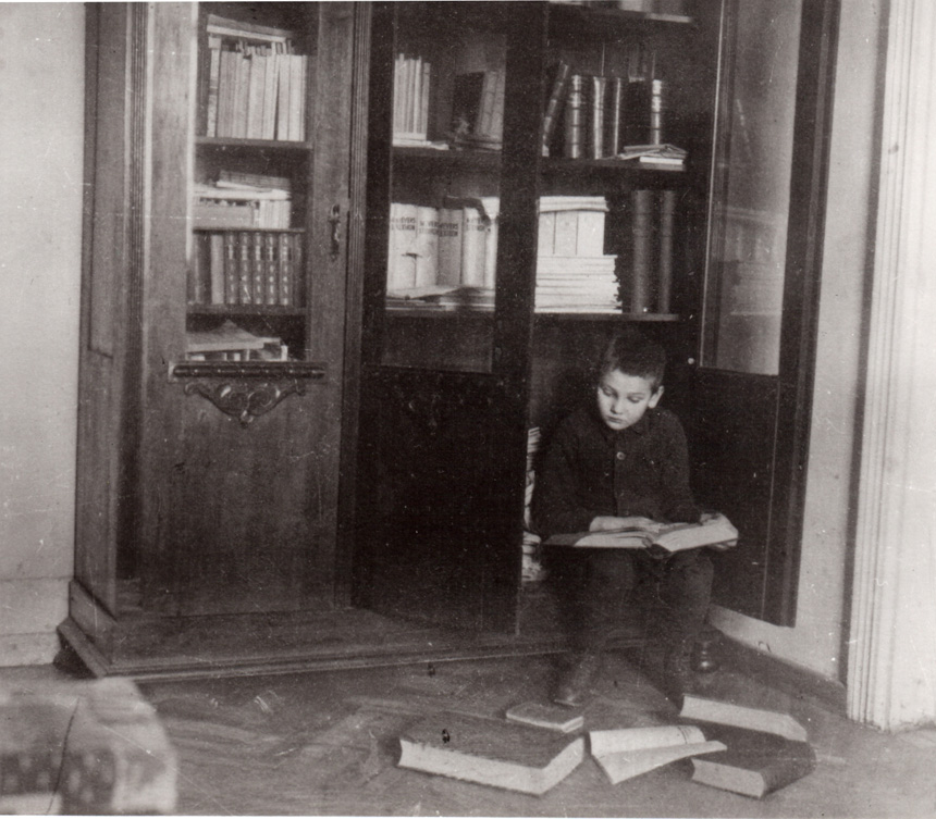 E. Katilius tėvo kabinete, Kaunas