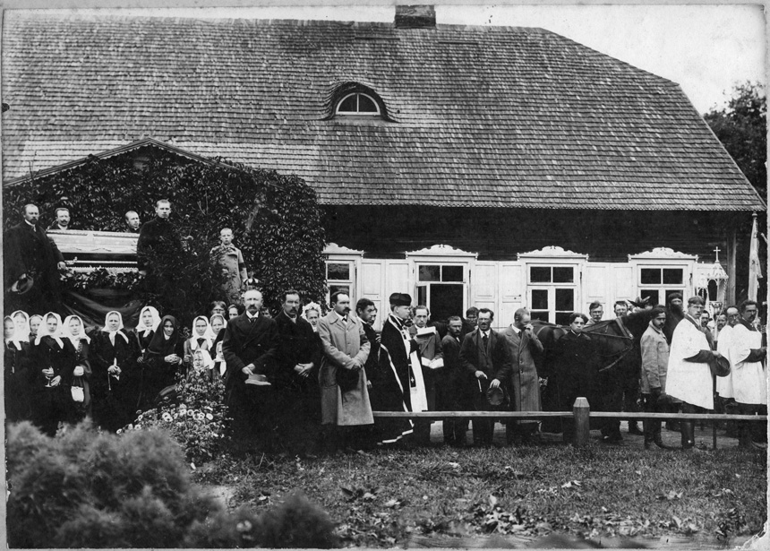Jono Steikūno laidotuvių dalyviai prie Kasčiukiškių dvaro gyvenamojo namo. 1911 m. A. Žukovskio nuotr. Iš R. Lengvinienės albumo.