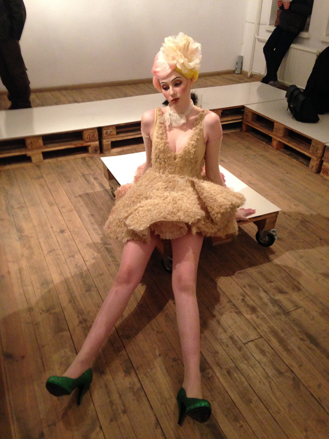 Lauros Kreivytės performansas „Prisukama lėlė“ per parodos atidarymą. Modelis – Monika Kmitaitė. Lauros Zalos nuotraukos