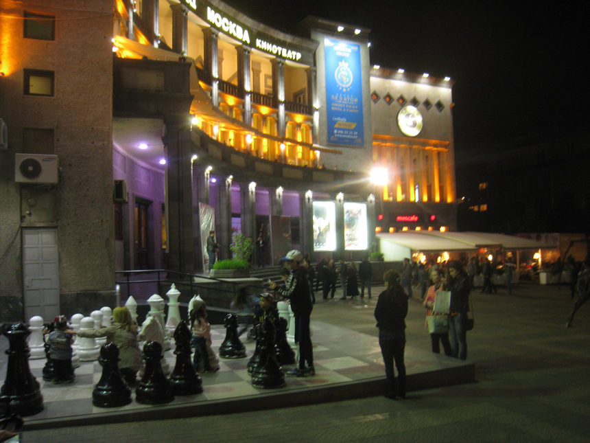 Šachmatai prie „Maskvos“ kino teatro Jerevano centre. Vytauto Juršėno nuotrauka