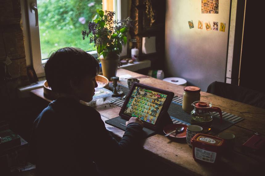 Arūno Kulikausko ir Oksanos Judakovos sūnus Vincas žaidžia su „iPad’u“. Samantonys (apie 22 km nuo Ukmergės), Veprių seniūnija, Ukmergės rajonas. Pauliaus Peleckio nuotrauka