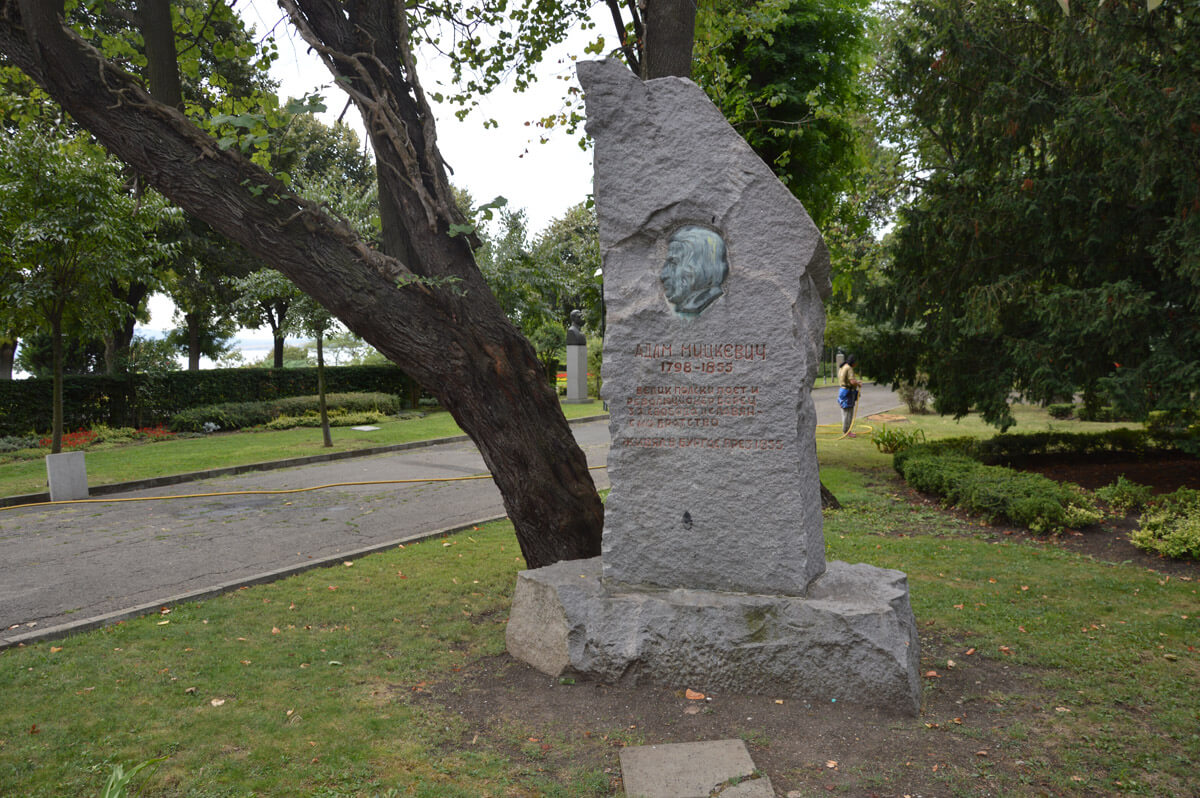 Adomo Mickevičiaus paminklas Burgaso pajūrio parke. Pastatytas 1949 m. Skulpt. Georgi Kiselinčev. 2015 m.
