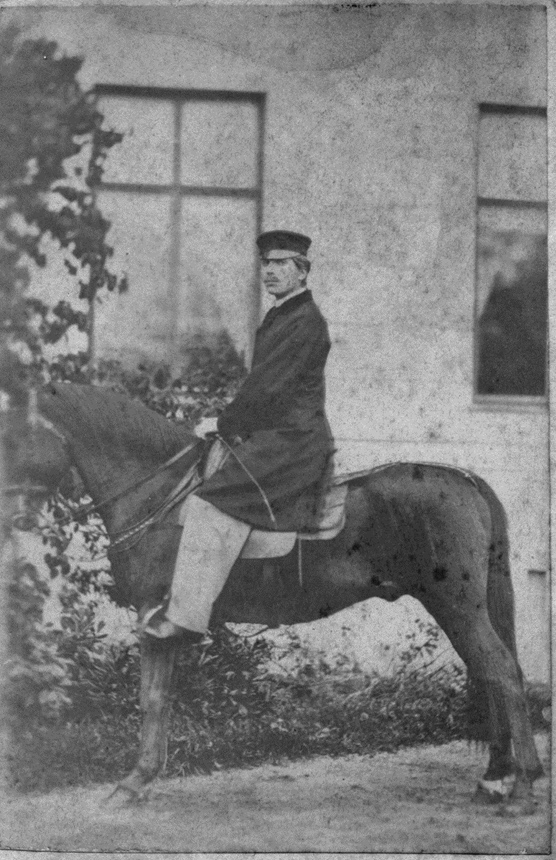 Rietavo kunigaikštis Bogdanas Oginskis ant žemaituko. XX a. pradžia. Iš Šiaulių „Aušros“ muziejaus fondų