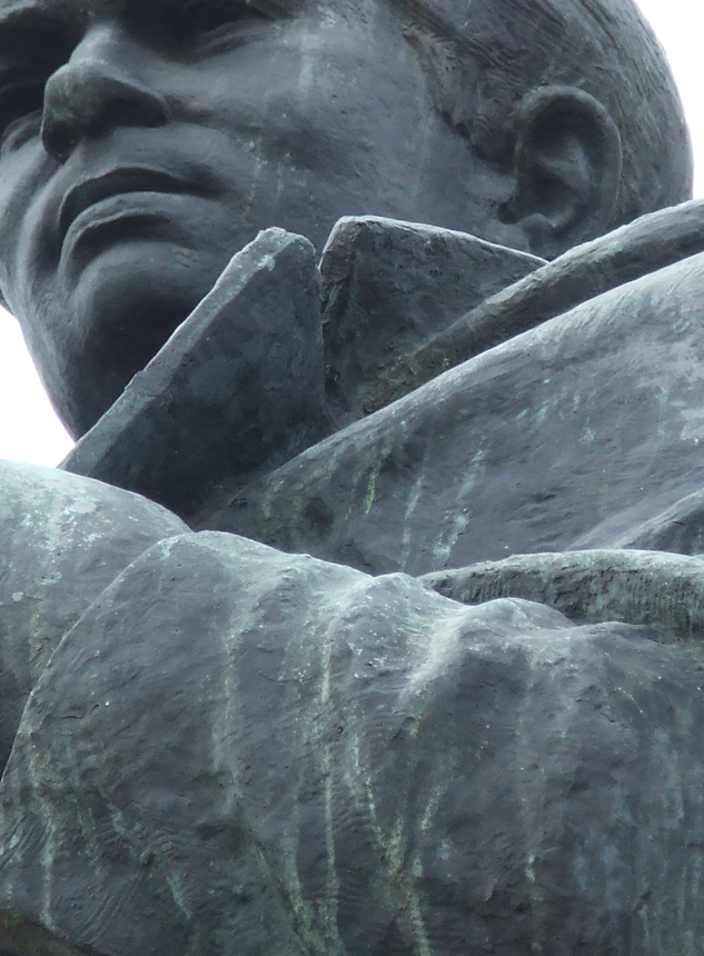 Viršelyje – Petro Cvirkos paminklo (skulpt. Juozas Mikėnas) fragmentas. gyčio norvilo nuotrauka