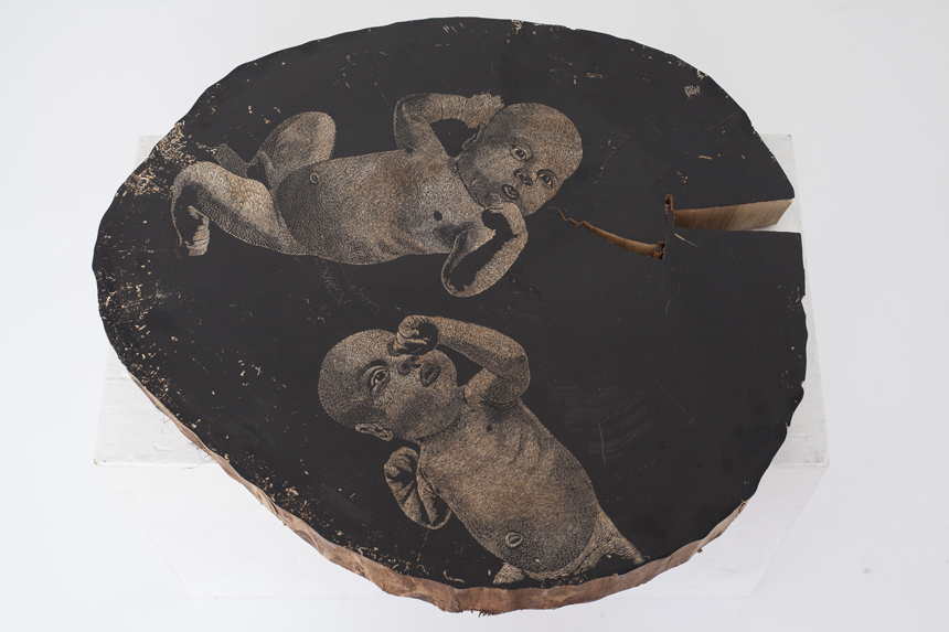 Birutė Zokaitytė. „Kūdikis ant kelmo“, medžio raižinys, 80 x 80, iš ciklo „Mėnulio laboratorija“.