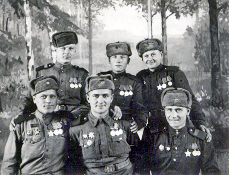 Mūsų herojus (antroje eilėje, kairėje) karo pabaigoje  