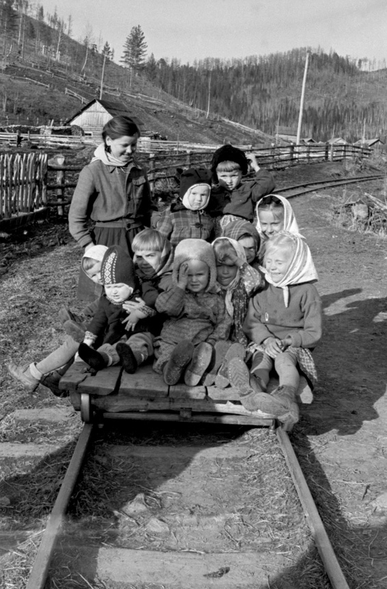 Tremtinių vaikai žaidžia ant geležinkelio. Manos rajono Širokij Log kaimas, Krasnojarsko kr., Rusija, 1954 m. Kazio Vilimo nuotrauka iš Lietuvos centrinio valstybės archyvo (LCVA.0-128939)