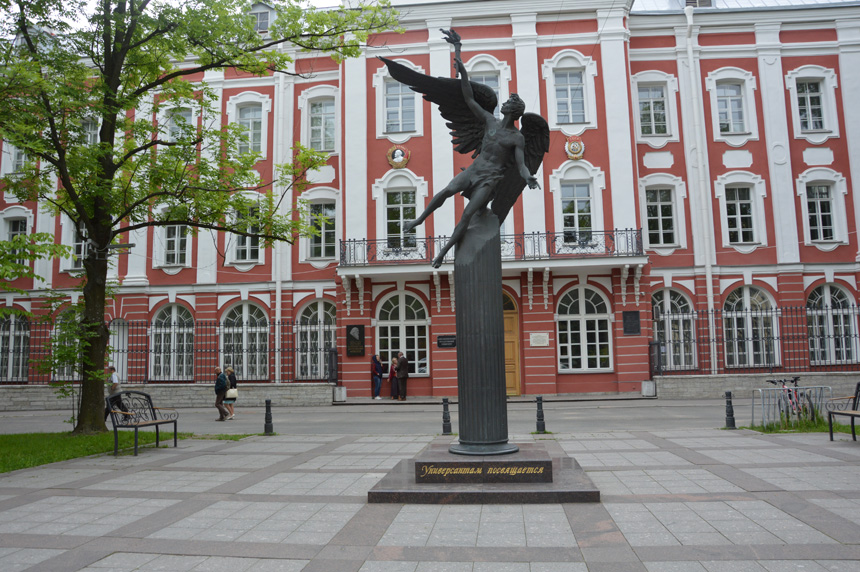 Pagrindinis įėjimas į Sankt Peterburgo universitetą. Universantams (studentams) skirto paminklo skulptorius – M. Belovas, architektas – V. Cechomskis