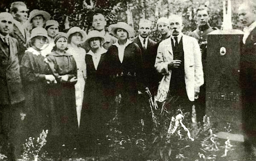 Prie Prano Vaičaičio paminklo. Dešinėje (baltu švarku) prof. Eduardas Volteris, šalia jo Julija Pranaitytė. 1923 m. Poeto Prano Vaičaičio memorialinis muziejus Sintautuose