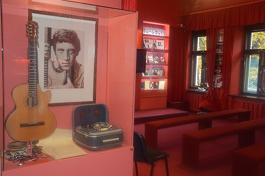 „Vysockio namo Tagankoje“ ekspozicijos kampelis. Vysockio mėgstamiausia gitara, pagaminta meistro Aleksandro Šuliakovskio; V. Sinelčikovui priklausęs magnetofonas „Kometa“, kuriuo 1960 m. jis įrašinėjo Vysockio dainas; Vysockio ranka rašytos natos;  1976 m. L. Liubianickio daryta nuotrauka