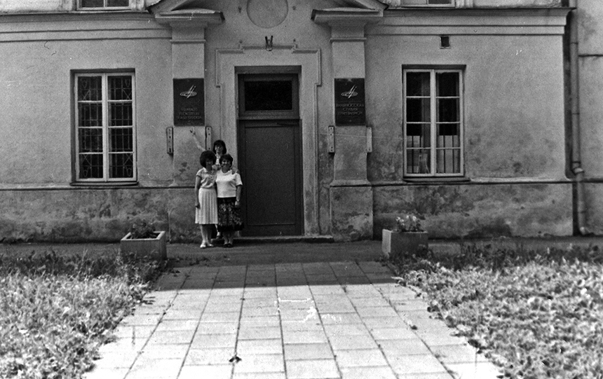1 pav. Vilniaus plokštelių studijos darbuotojos prie paradinių durų, 1988 m., Z. Nutautaitės asm. archyvas