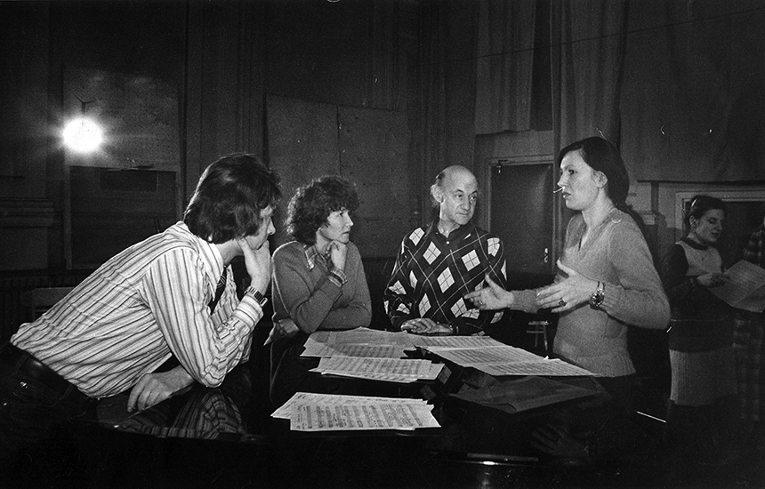 2 pav. Vilniaus plokštelių studijos darbuotojai su kompozitoriumi B. Gorbulskiu (antras iš dešinės), 1982 m., Z. Nutautaitės asm. archyvas