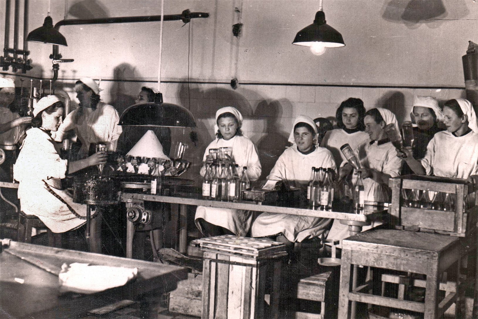 3 pav.  Degtinės pilstymo cechas, 1950 m.  Nežinomo autoriaus nuotrauka  iš Nadeždos Jelenevič  asmeninio archyvo