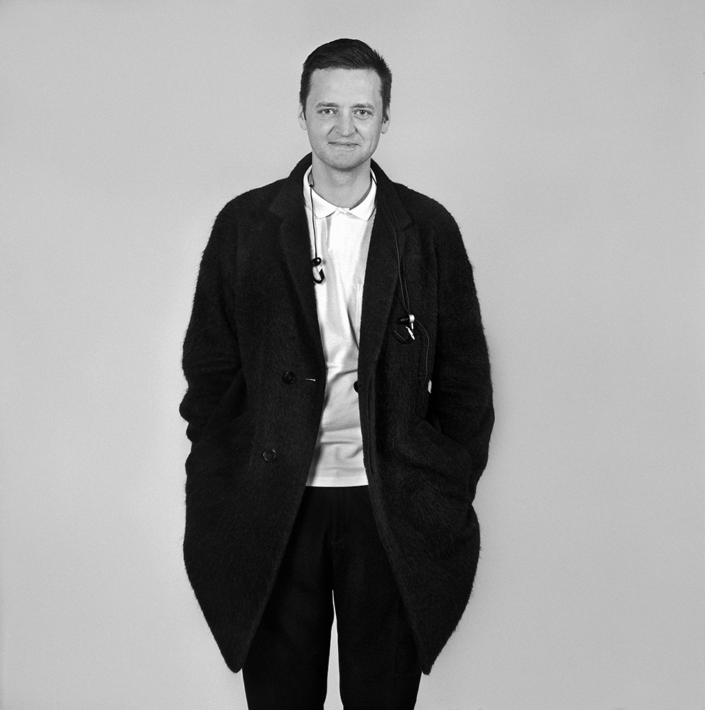 Dovilė Dagienė-DoDA. Šiuolaikinio meno kuratoriaus ir rašytojo Valentino Klimašausko portretas. Vilnius, 2017 m. lapkritis