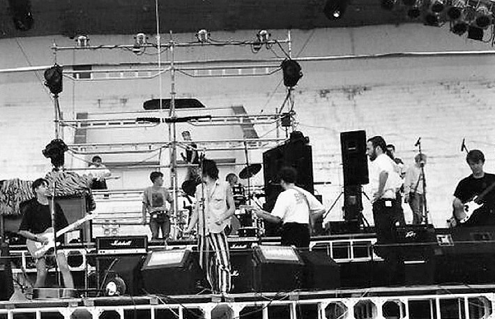 1997 m. vasaros pabaigoje Vilniaus Vingio parke vykusiame pirmojo „Roko maršo“ dešimtmečiui skirtame muzikos festivalyje. Nuotrauka iš Alekso Bezgino asmeninio archyvo