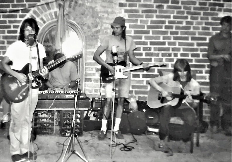 Koncertas galerijos ir kavinės „Arka“ kieme 1992-ųjų vasarą. Pirmas iš kairės – grupės „The Road Band“ įkūrėjas ir lyderis Aleksandras Belkinas. Nuotrauka iš Aleksandro Belkino asmeninio archyvo
