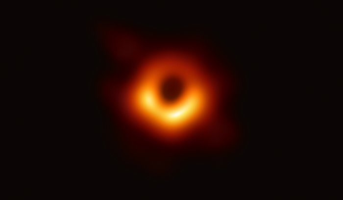 Pirmoji juodosios skylės nuotrauka (ESO nuotrauka)