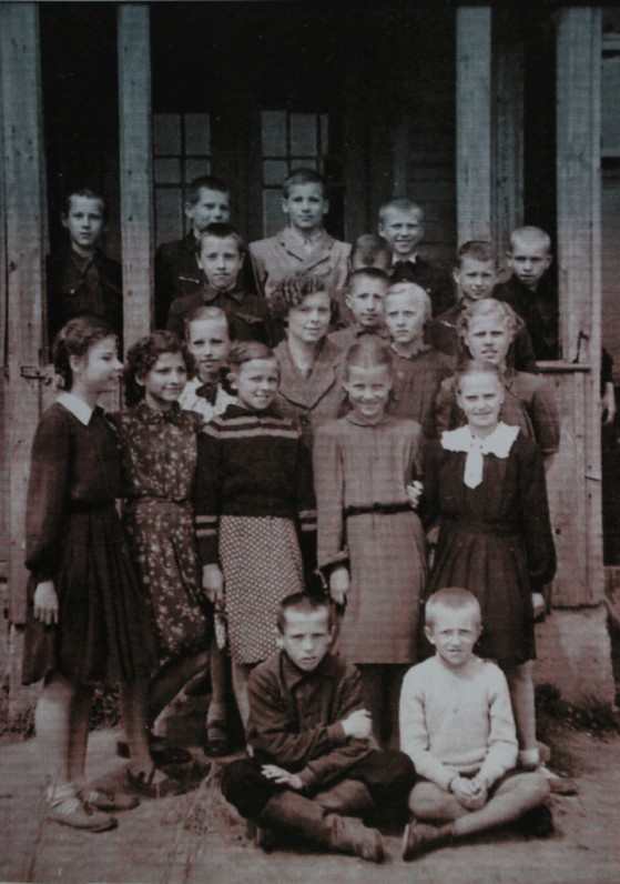 Paauglystė. Danutė – pirma iš kairės. Apie 1958–1959 m.