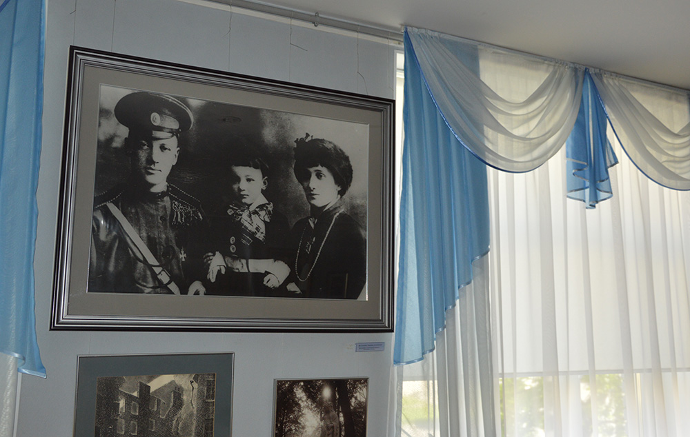 Vienintelė N. Gumiliovo ir A. Achmatovos šeimos su sūnumi Levu nuotrauka. 1915 m. Iš muziejaus „Ana Achmatova. Sidabrinis amžius“ ekspozicijos. V. Girininkienės nuotrauka