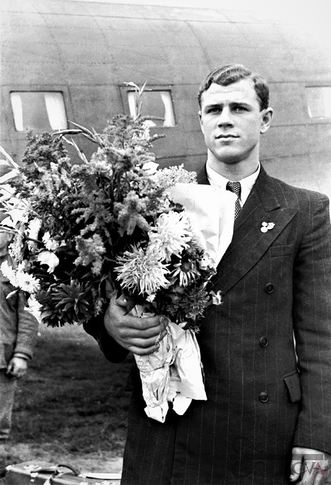 1949 m. Pasaulio jaunimo ir studentų žaidynėse Budapešte iškovojęs aukso medalį Algirdas Šocikas Vilniaus oro uoste. Eugenijaus Šiško nuotrauka. Nuotrauka iš Lietuvos centrinio valstybės archyvo, 0-074878.