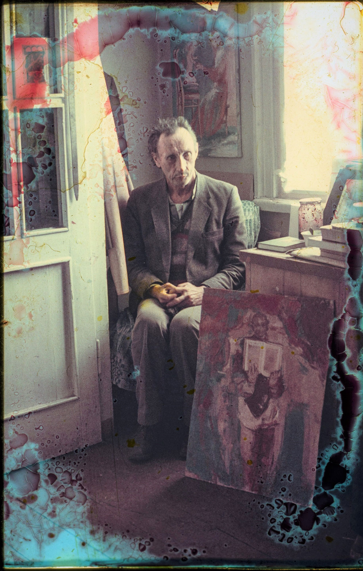 Justinas Mikutis pozuoja dailininko studijoje (1985). Vaidoto Žuko nuotrauka