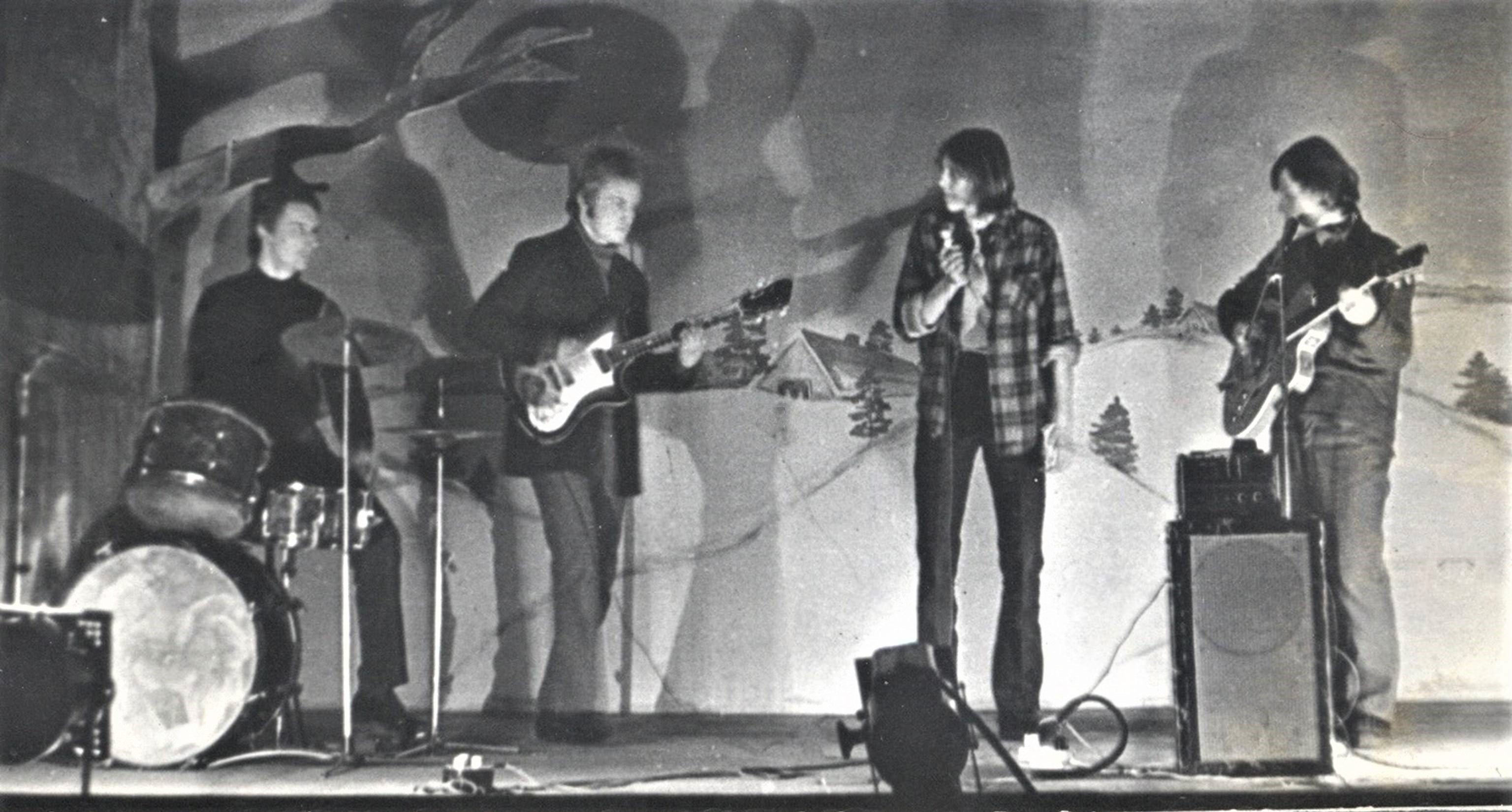 Kauno šokių klube „Kaspinas“ muzikuojantys (iš dešinės) Genadijus Slavinskas (su gitara) ir Aleksandras Jegorovas-Džyza (prie mikrofono). 1970 m. prie Lietuvos SSR Ministrų Tarybos Kauno m. skyriaus 1971 m. sausio mėn. specialiame pranešime pažymėta, kad  G. Slavinskas ‒ vienos „hipiais save vadinančių“ jaunuolių grupuotės lyderis, priešiškai nusiteikęs „egzistuojančios santvarkos atžvilgiu“. Dokumente minimas ir A. Jegorovas.  Amžininkų tvirtinimu, G. Slavinskas puikiai grojo gitara, buvo gerai įvaldęs klasikinį rokenrolą. Silvijos Kurienės asmeninis archyvas.