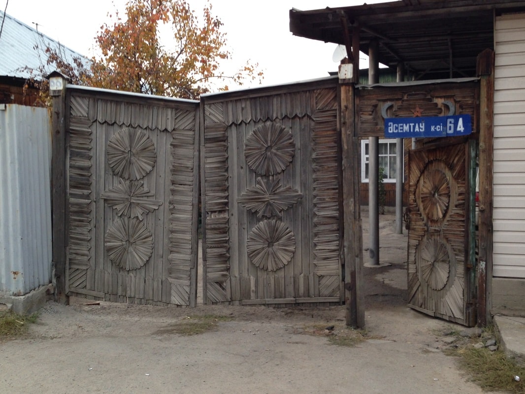 Dennisas Keenas. „Almata. Mediniai vartai“