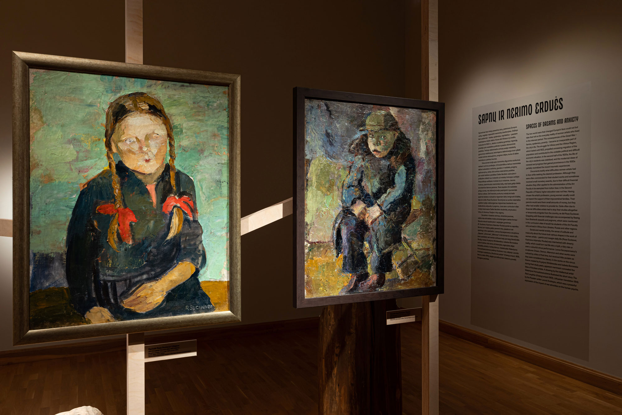 Rachelės (Rozos) Suckever-Ušajevos drobės „Mergaitės portretas“ ir „Benamis berniukas“. Gintarės Grigėnaitės nuotrauka