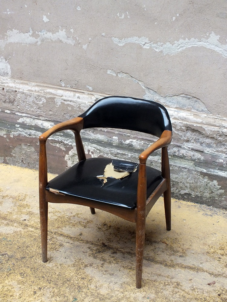 Legendinė Jono Strielkūno kėdė, ant kurios sėdėjo dirbdamas „Literatūros ir meno“ redakcijoje. gyčio norvilo nuotraukos