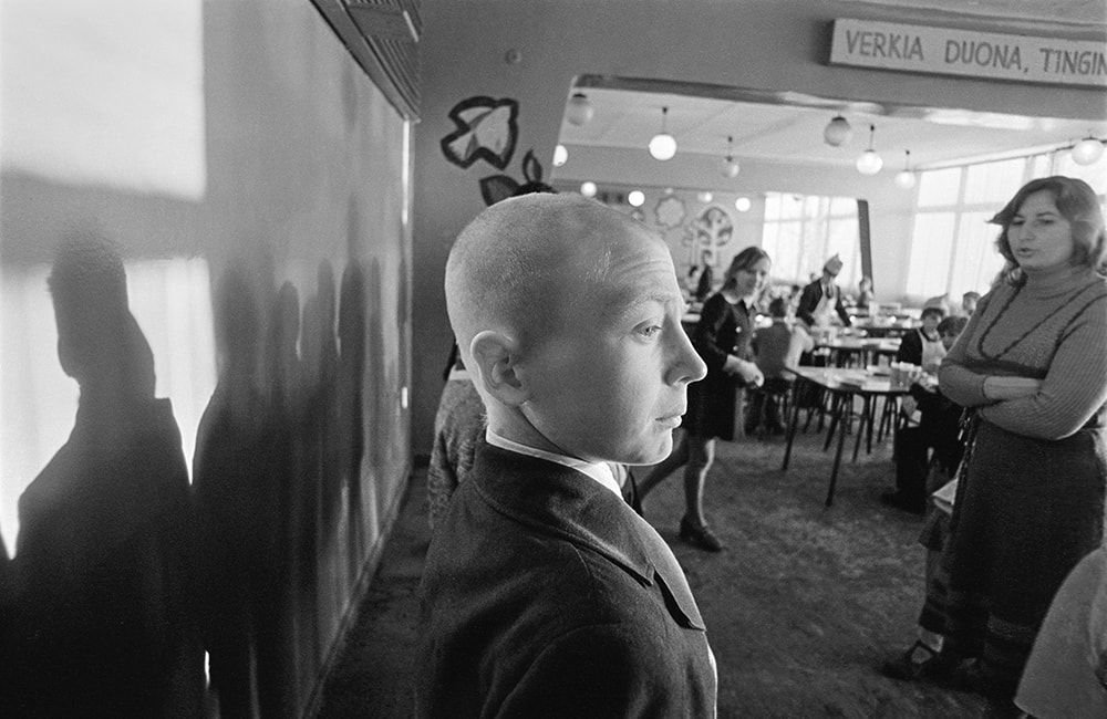 Virgilijaus Šontos nuotrauka (1980) iš serijos „Mokykla – mano namai“ (albumas gruodžio 5 d. pristatytas Kauno fotografijos galerijoje), sukurtos 1980-1983 m. mokyklose-internatuose specialių poreikių turintiems vaikams.