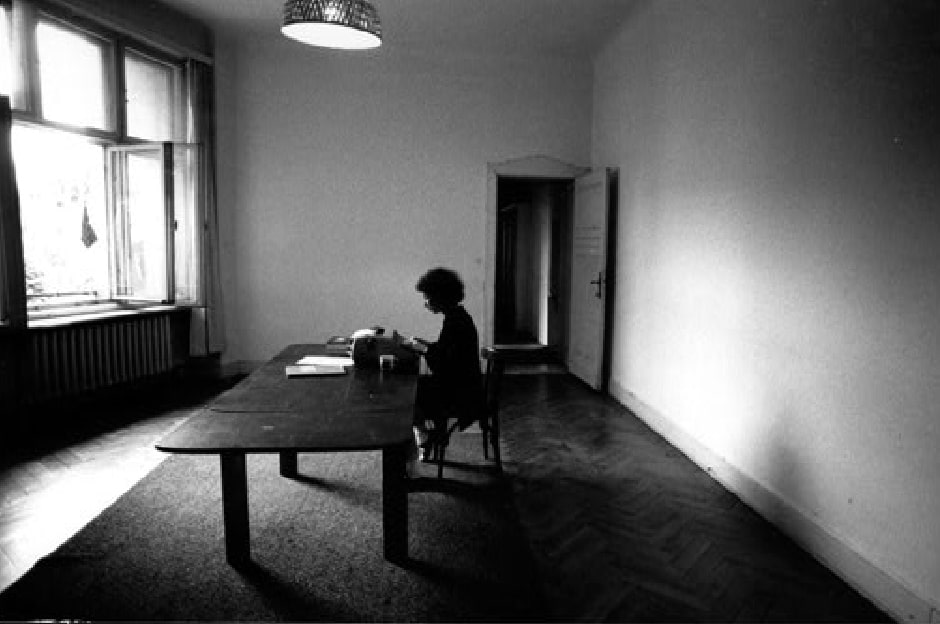 Margaret Atwood 1984 m. Berlyne rašo „Tarnaitės pasakojimą“. Nuotrauka iš www.margaretatwood.ca