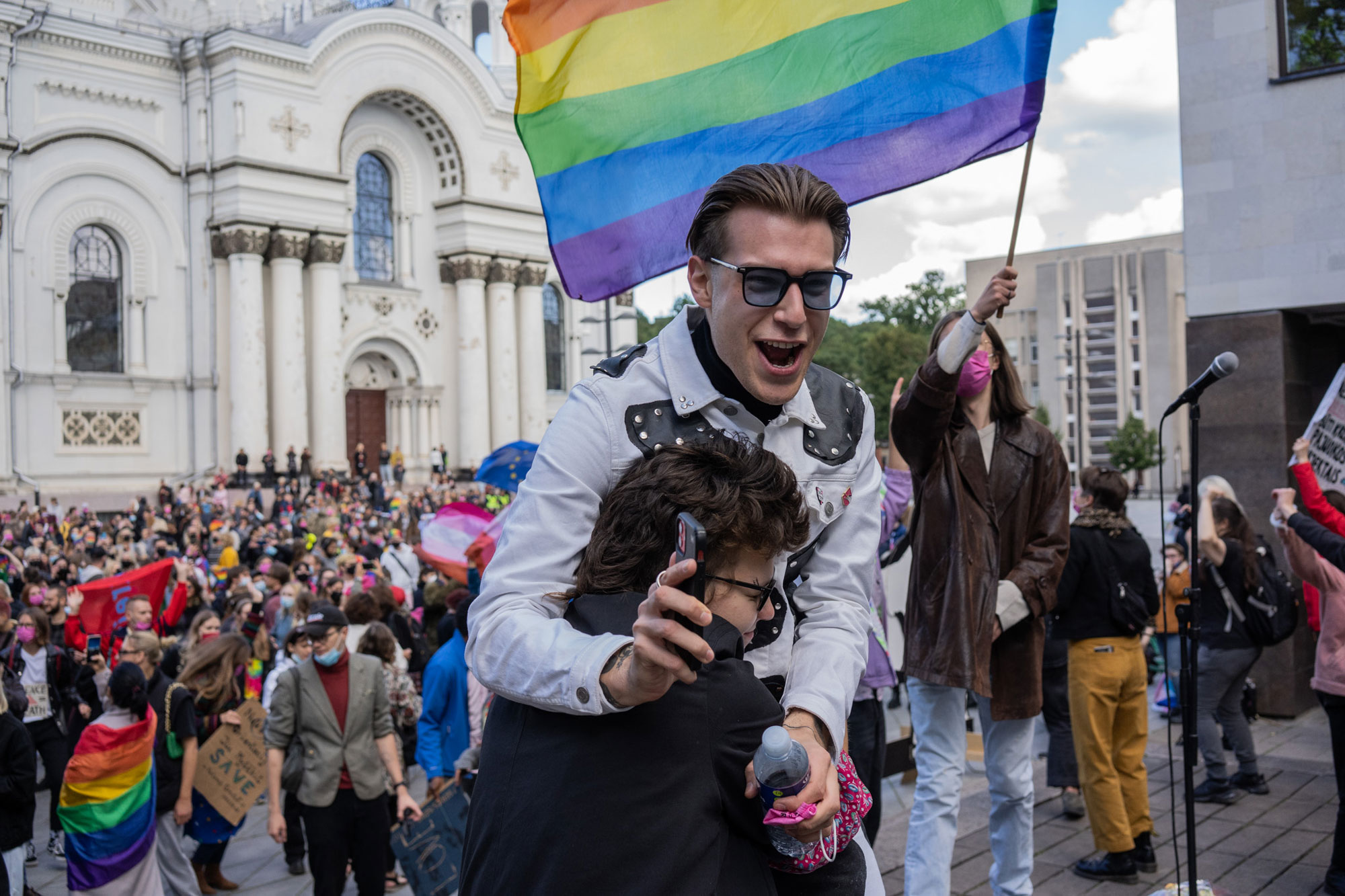 Euforiškas apsikabinimas po eitynių „Kaunas Pride“ 2021 m.