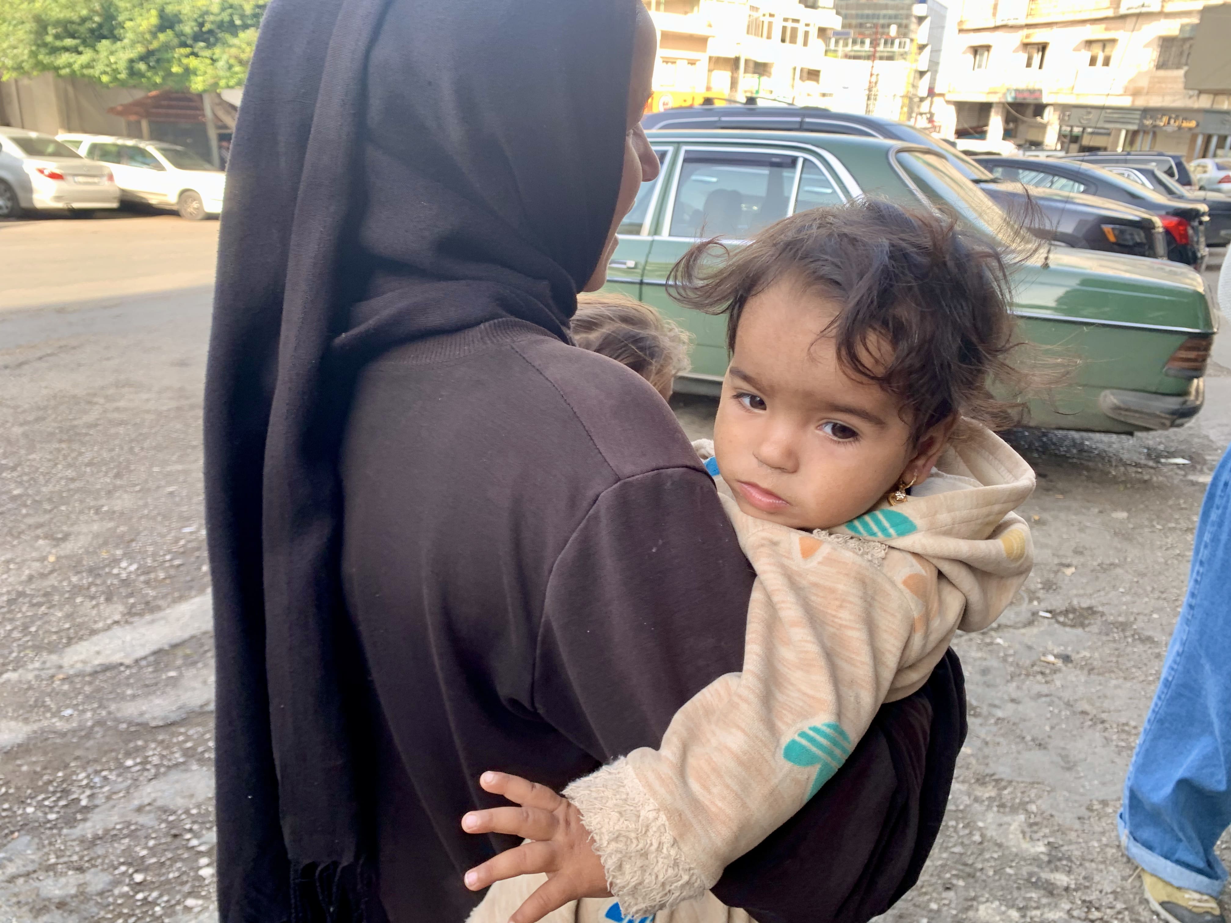 Sirė su vaikais prašo išmaldos Tel Abaso gatvėse, Libanas, 2021 m. lapkričio 3 d. 