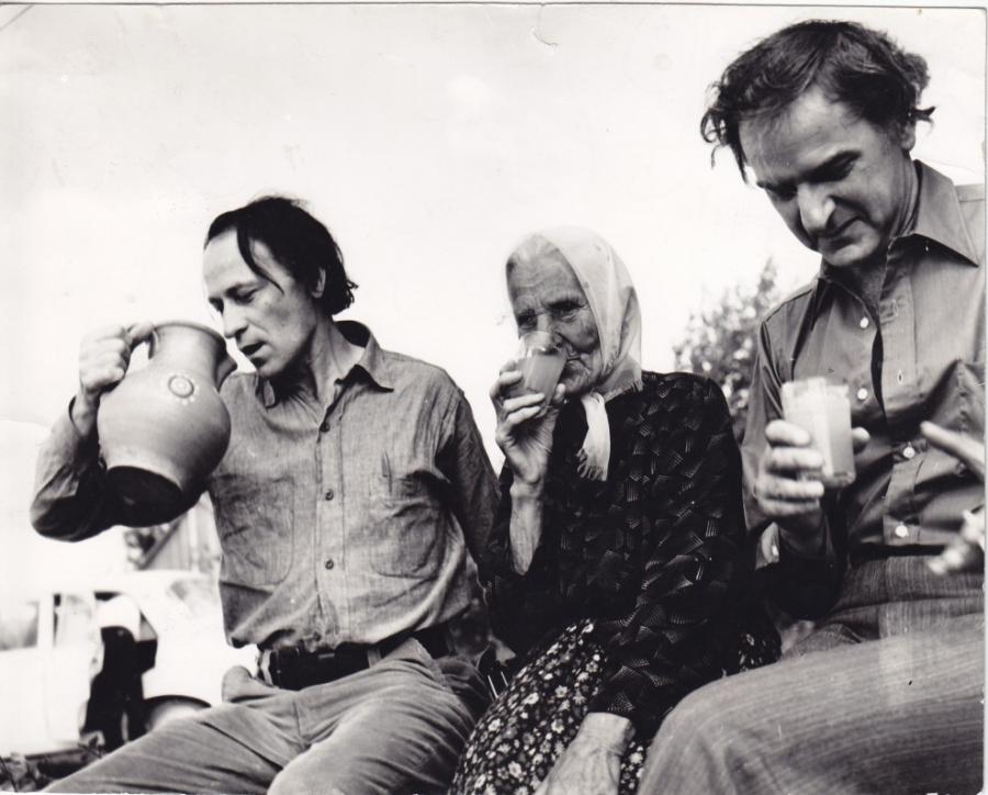 J. Mekas per viešnagę Lietuvoje. Iš kairės: J. Mekas, mama Elžbieta, brolis Adolfas. 1971 m. Nuotrauka iš Mairionio lietuvių literatūros muziejaus archyvo