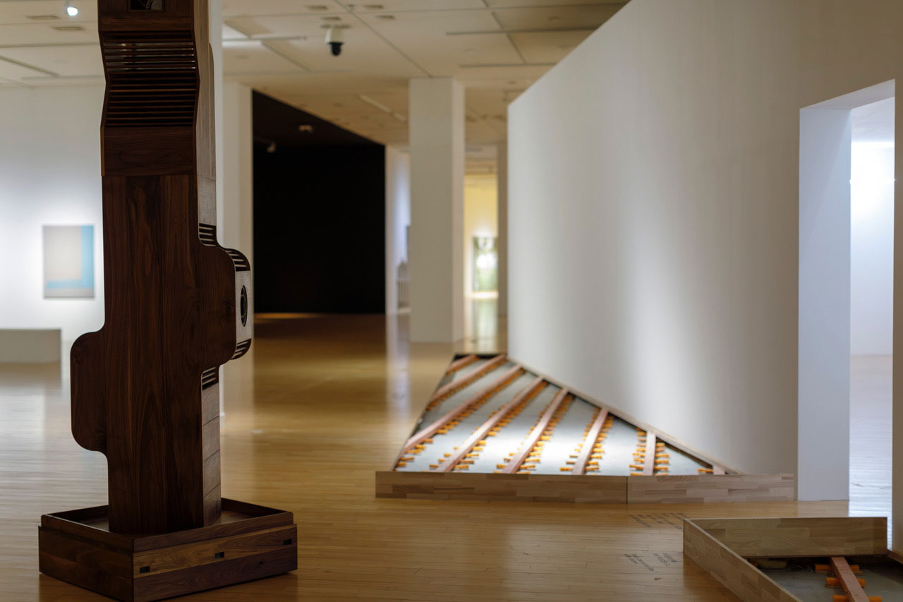 Busano meno muziejus užsidaro dvejų metų renovacijai ir paskutinėje parodoje menininkai patį pastatą pavertė eksponatu: išgriovė sienas, išrinko parketo lenteles, supjaustė marmurines interjero detales. Busano meno muziejaus archyvo nuotrauka