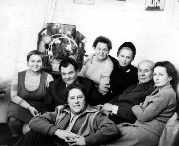 Po repeticijos su dramaturgu Juozu Grušu grimo kambaryje. Iš kairės į dešinę: D. Zelčiūtė, aktoriai K. Genys, A. Tarasevičius, B. Raubaitė, G. Balandytė, J. Grušas, D. Juronytė.  Apie 1975 m.